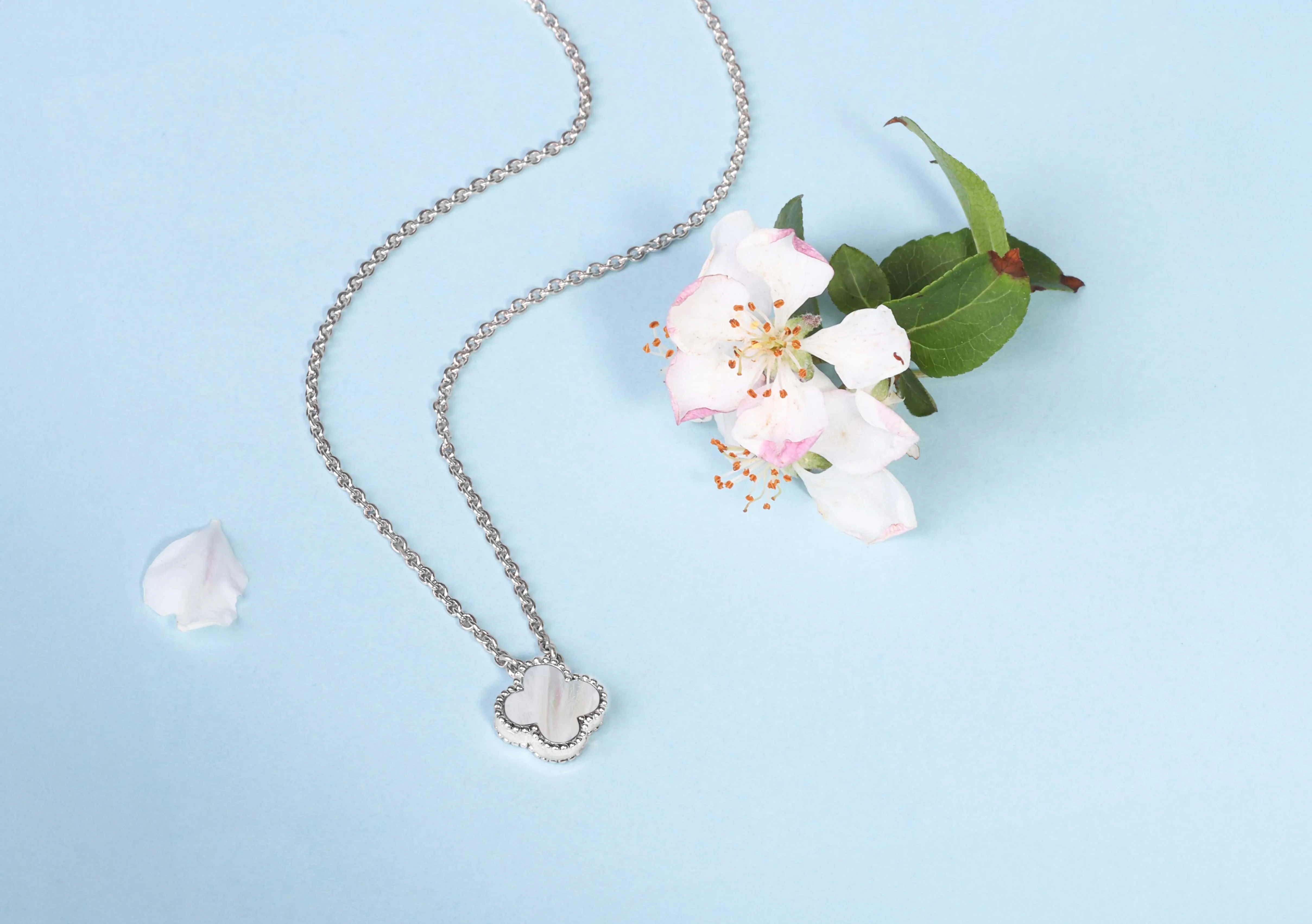 18ct Rose Gold White Mother of Pearl Bloom Small Four Leaf Clover Ball Edge Chain Necklet